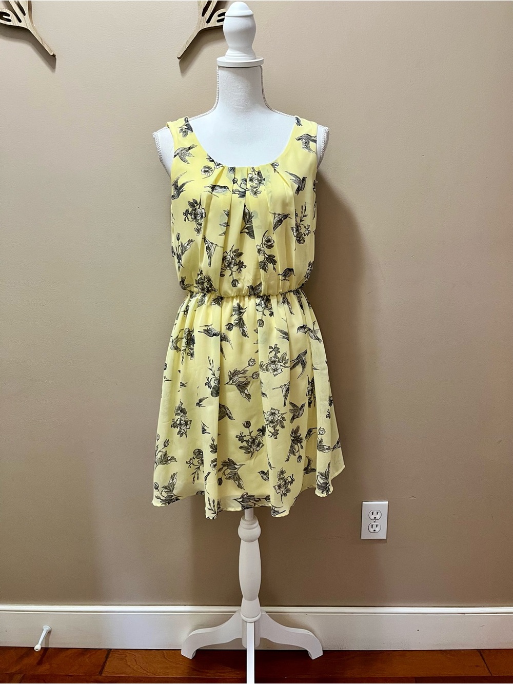 A. Byer Yellow Floral Bird Print Sleeveless Summer Dress Size Medium